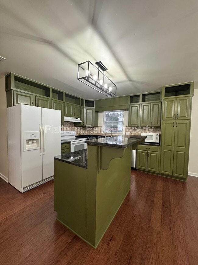 Building Photo - 1886 Benson Ave SE