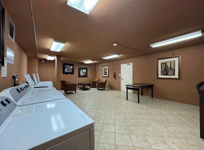 Building Photo - 1000 Spanish River Rd