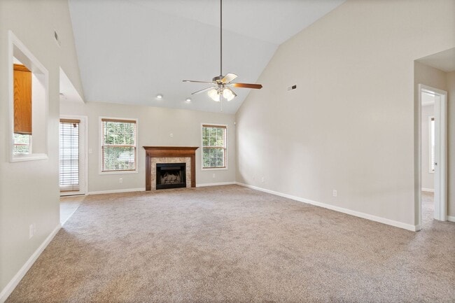 Building Photo - Come take a look at this 5 bedroom beauty!