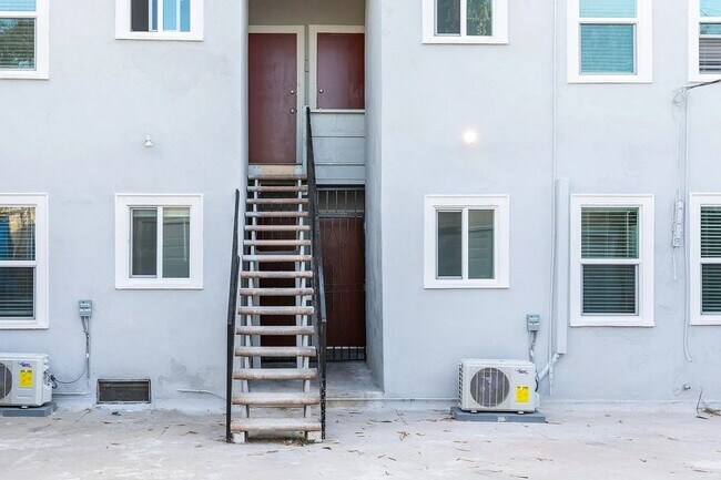 Building Photo - Bright and airy 2-bedroom 2-bath in Mid- City