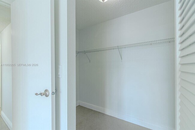 Building Photo - 1000 Parkview Dr