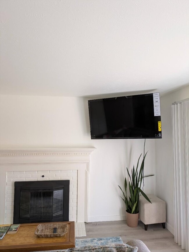 Building Photo - 425 Manhattan Dr