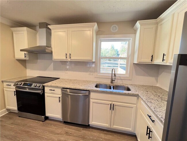 Building Photo - 550 Oglesby Bridge Rd SE