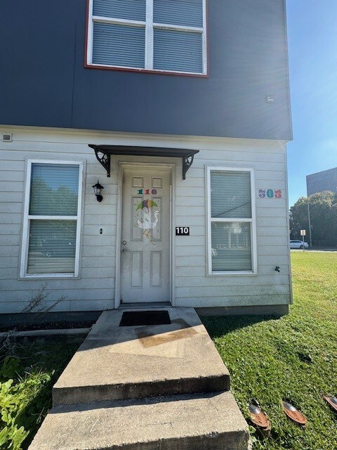 Building Photo - 305 W Second St