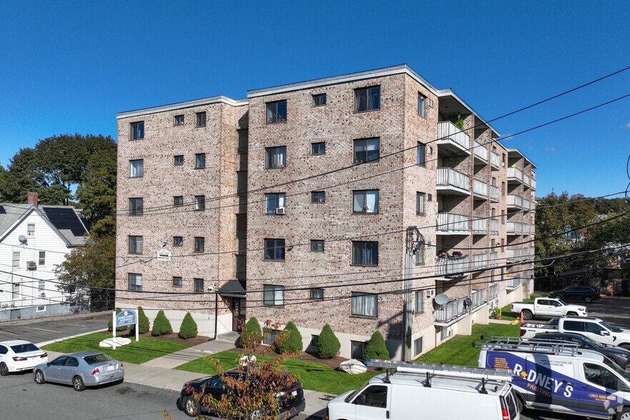 Primary Photo - Parkwood Apartments