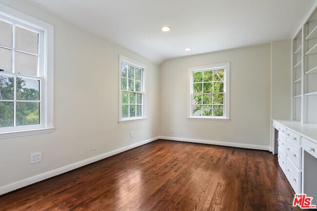Building Photo - 662 Loring Ave