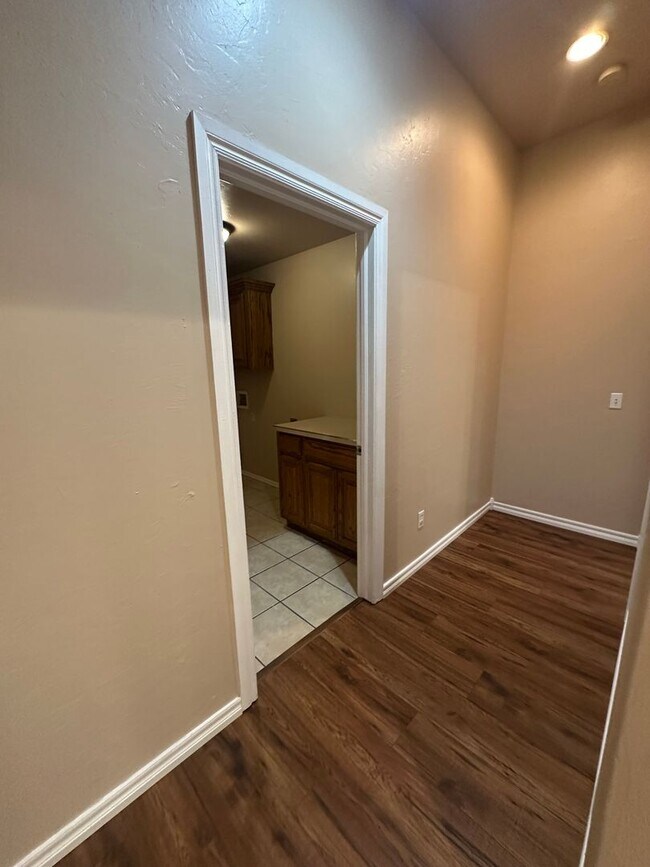 Building Photo - 2504 Thomas Dr