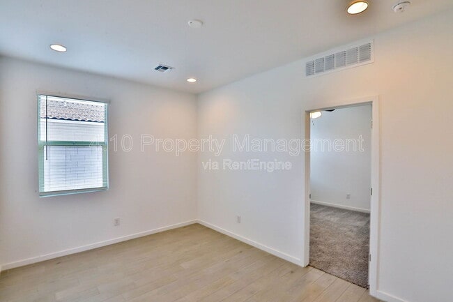 Building Photo - 4470 E Clydesdale St