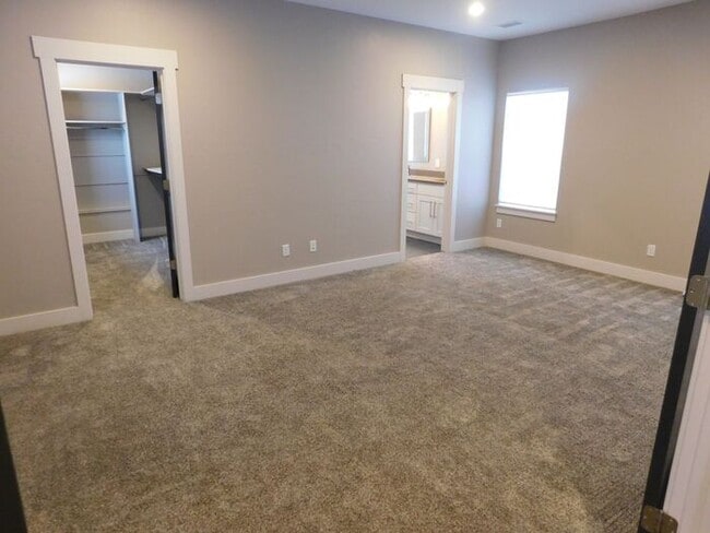 Building Photo - Spacious 5-Bedroom Home with Luxury Features & Prime Location!