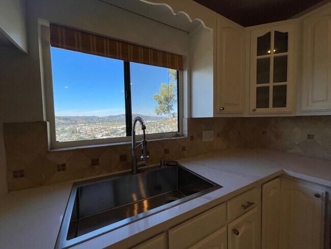 Building Photo - Gorgeous 5 Bed House - Amazing View!
