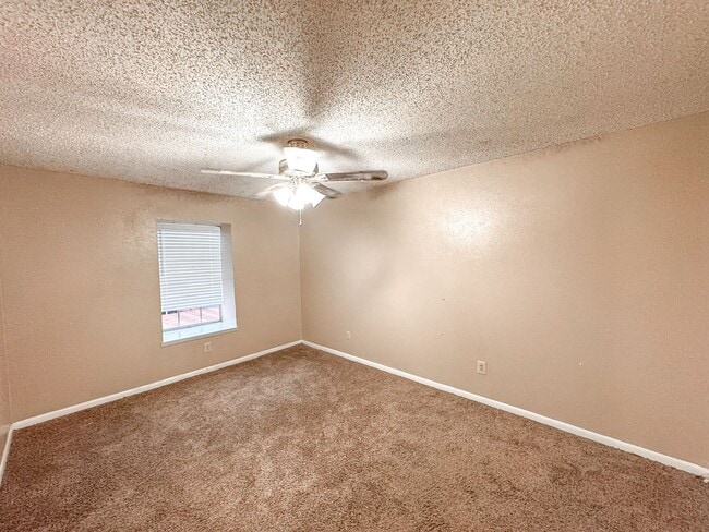 Building Photo - 2 bed Condo in Central Longview