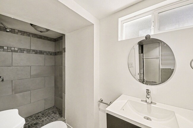 Building Photo - 3bd/1.75ba Seattle Home