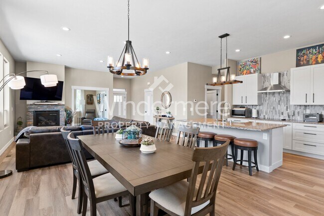 Building Photo - * Coming Soon 08/15/2025*Furnished Executi...