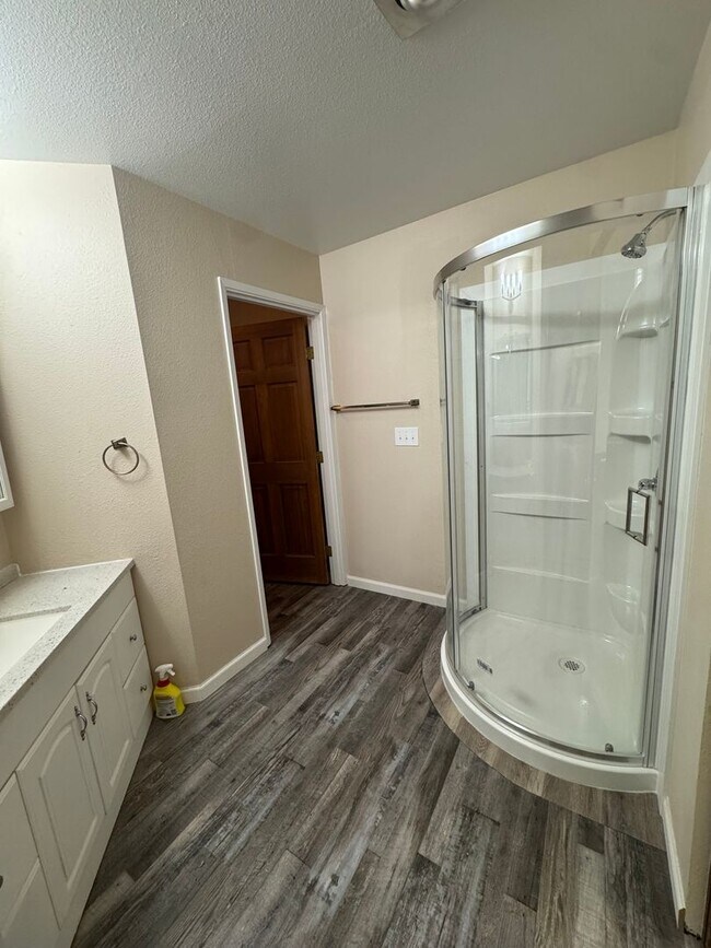 Building Photo - Stunning 2 bedroom townhouse