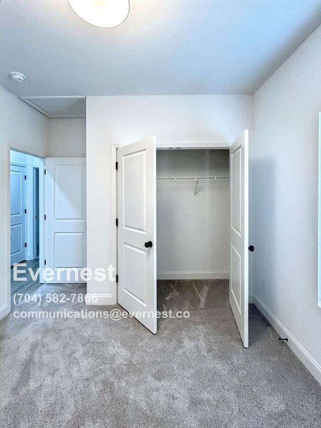 Building Photo - Home with Driveway and Modern Appliances / 3 Bed, 2 Bath  / Vuocher Accepted / Pet-friendly / Com...