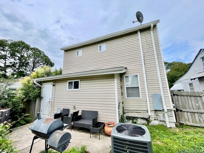 Building Photo - Charming 3-Bedroom Home with Fenced Yard i...