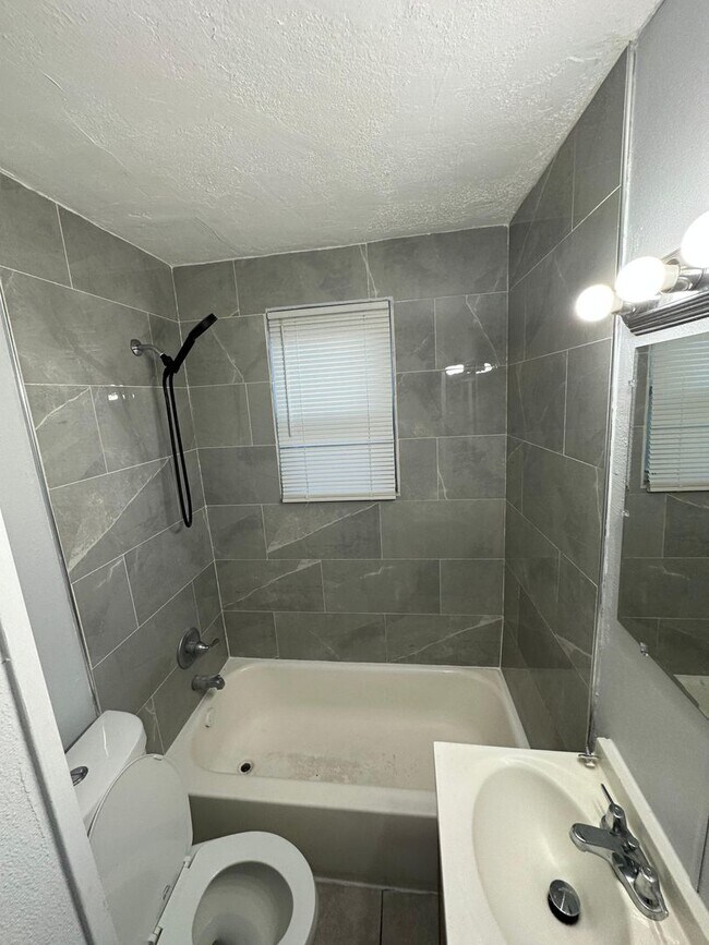 Building Photo - Fully Renovated 2/1 Single Family House Available for Immediate Rent!