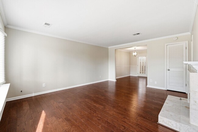 Building Photo - Renovated end-unit townhome in the Heart of Roswell