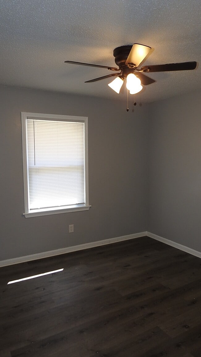 Building Photo - Welcome home to this spacious 3 bedrooms and 2 full baths duplex located on Orchard St in Pleasan...