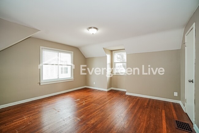 Building Photo - 1714 Bide A Wee Park Ave