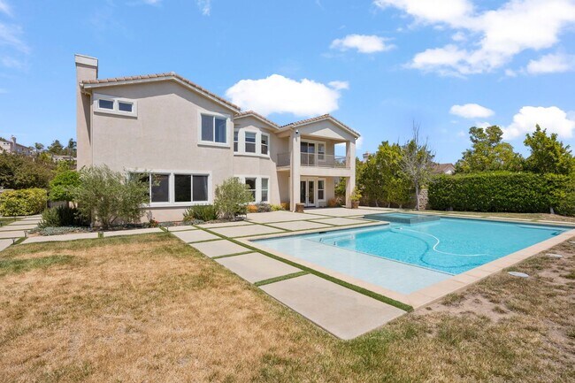 Building Photo - Exquisite Luxury Living in the Moorpark Co...