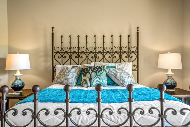 Building Photo - Northside Santa Fe Home