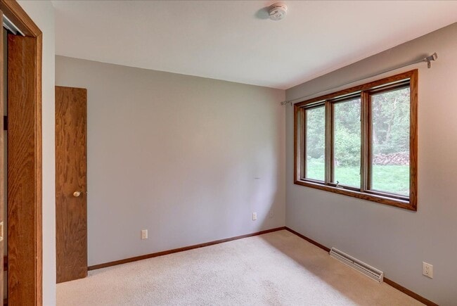 Building Photo - Parkwood Hills – Spacious 4 Bedroom, 3 Bat...