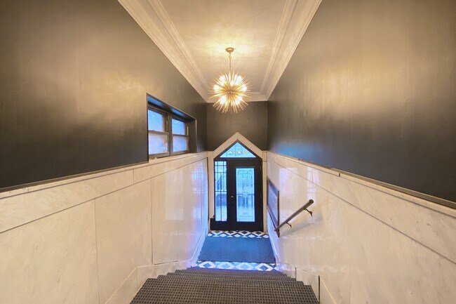 Building Photo - 5017 S Drexel Blvd