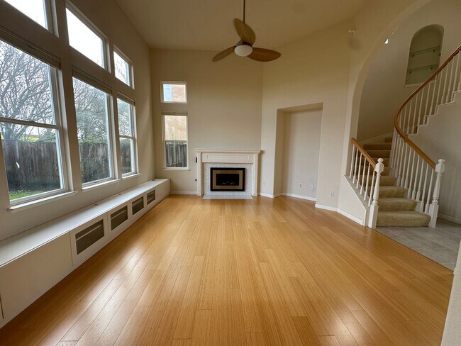 Building Photo - Coming Soon! Charming 3-Bedroom Hamilton Home