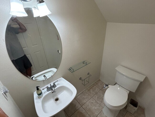 Building Photo - Lovely 3 Bed 2.5 Bath Home in Gated Community in Stanton