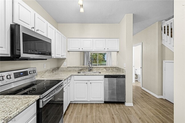 Building Photo - 10094 Poppy Hill Dr