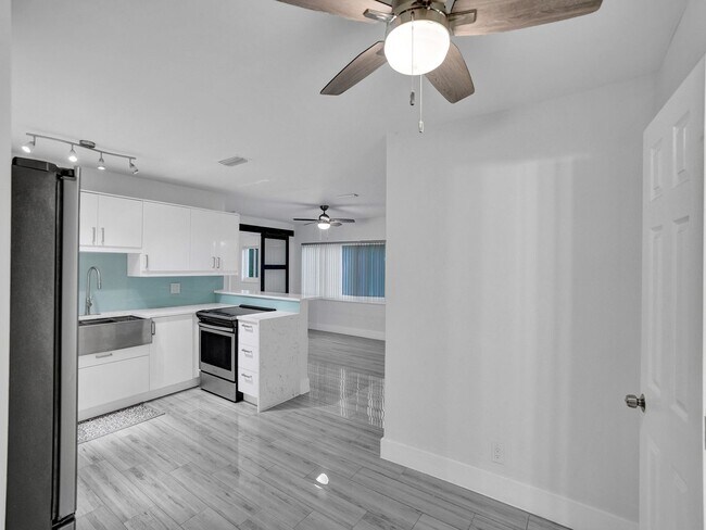 Building Photo - Gorgeous New 3 bedroom 2  bath - one Story home in Oakland Park