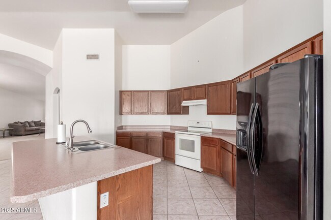 Building Photo - 608 W Rattlesnake Pl