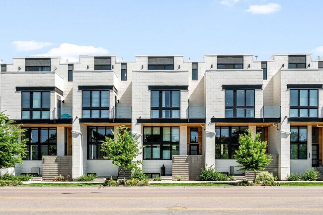 Building Photo - LUX 3BD, 5BA Modern Townhome at 9th & CO Near Congress Park