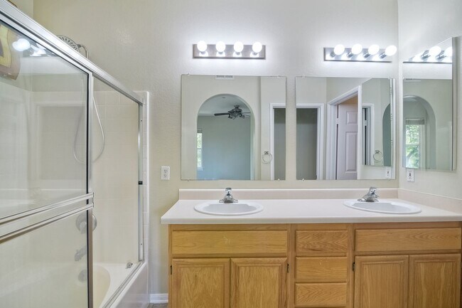 Building Photo - Immaculate Town Home in the Valencia Commu...