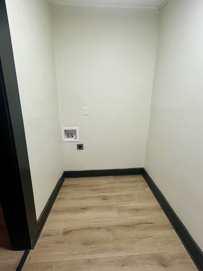 Building Photo - 914 7th Ave