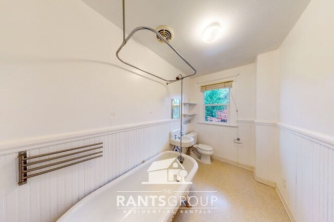 Building Photo - Well-Maintained Triplex Unit in Desirable South Capitol Neighborhood!