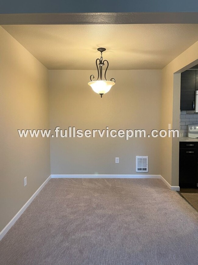Building Photo - Great Find!!Spacious, condo w/ master