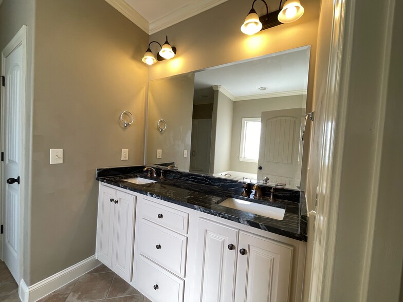 Building Photo - 545 Legacy Dr