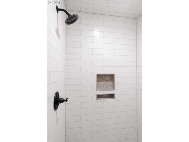 Building Photo - Beautifully updated, furnished home with wrap around porch and Columbia River Views!