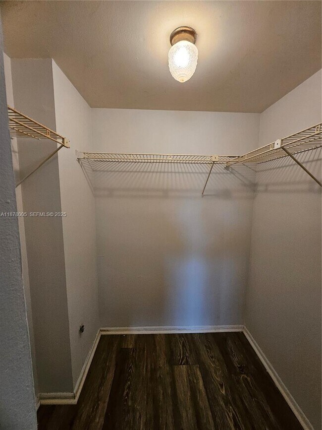 Building Photo - 7820 S Colony Cir