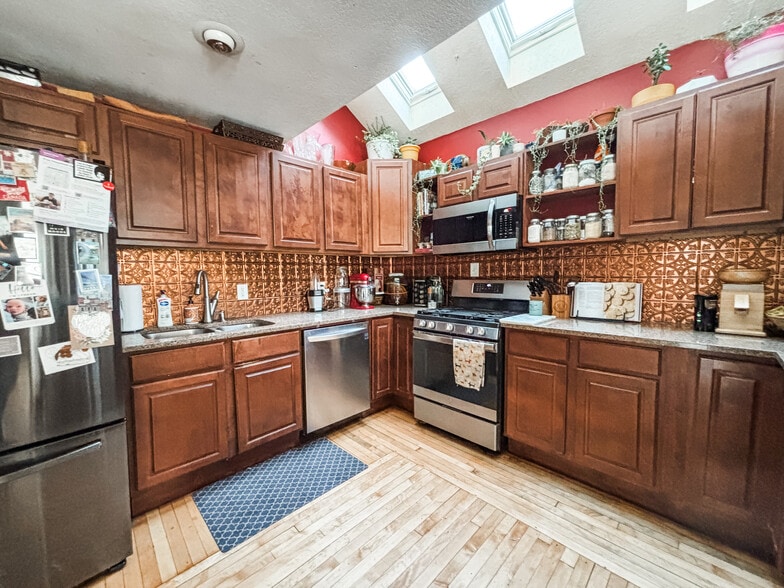 Spacious kitchen with plenty of storage and room to cook! - 819 Edmund Ave
