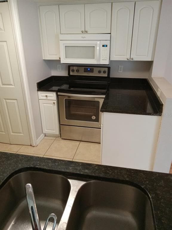 Building Photo - 2122 Fan Palm Dr