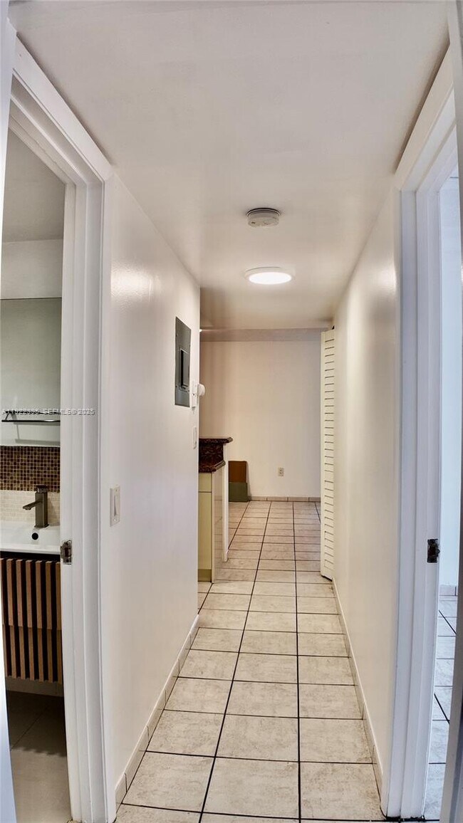 Building Photo - 325 NW 72nd Ave