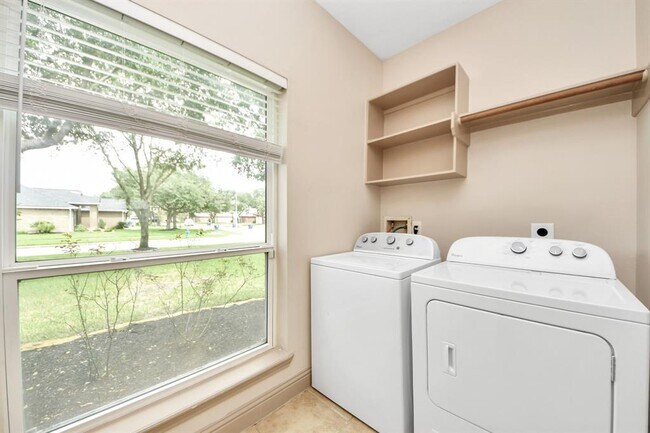 Building Photo - 2030 Winding Hollow Dr