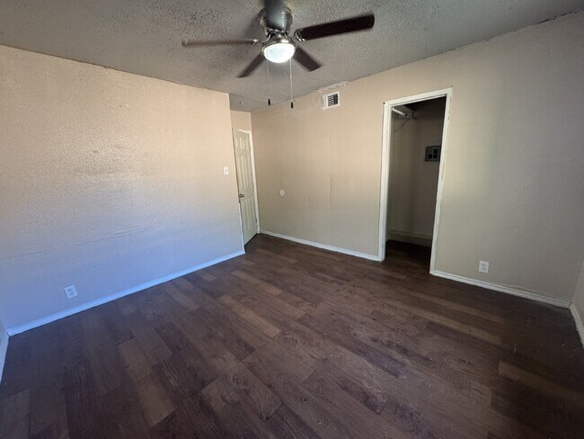 Building Photo - Fouplex unit ready to move in in Castle Hill!