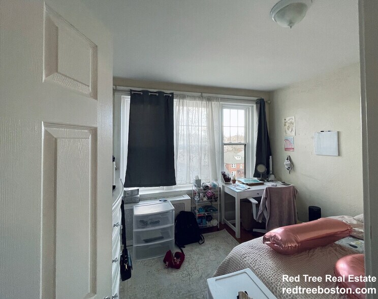 Building Photo - 2009 Commonwealth Ave