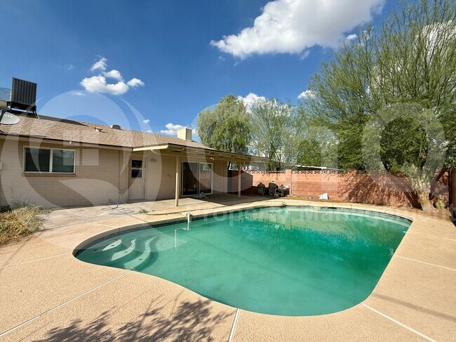 Building Photo - 537 E Laguna Dr