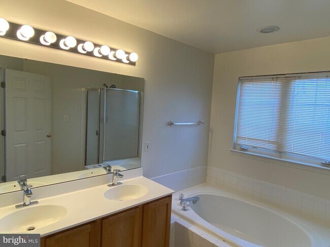 Building Photo - 2560 Belcroft Pl