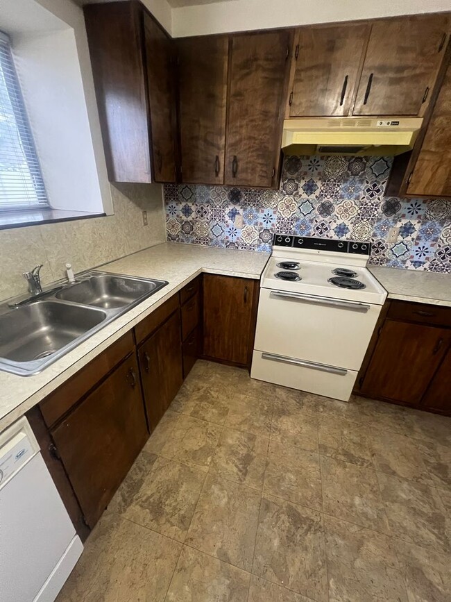 Building Photo - 1426-1426 E Poplar St